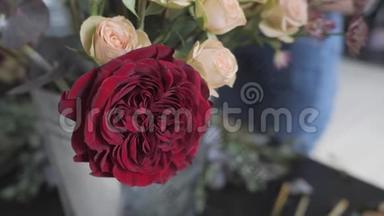 合上盛开的<strong>红玫瑰</strong>.. 鲜<strong>花店</strong>，车间.. 花卉、手工制作和艺术品概念